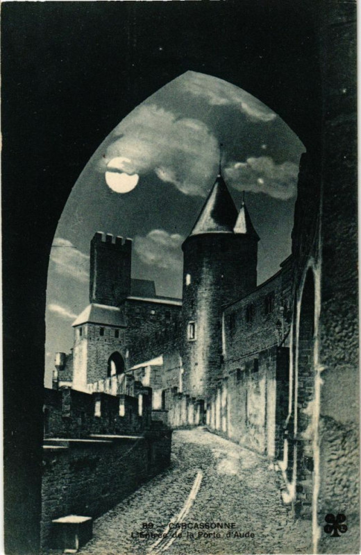Carte postale ancienne Carcassonne-L'Entrée de la Porte d'Aude à Carcassonne
