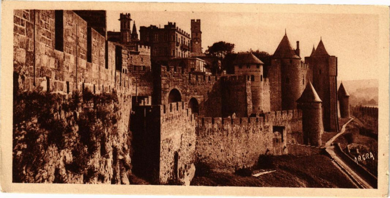 Carte postale ancienne Carcassonne-Ensemble des fortifications coté Porte d'Aude à Carcassonne