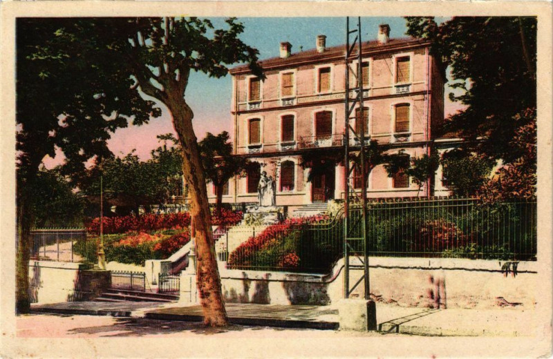 Carte postale ancienne Capestang-Ecole de Garcons et Monument aux Morts