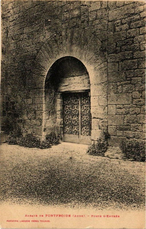 Carte postale ancienne Abbaye de Fontfroide-Porte d'Entrée