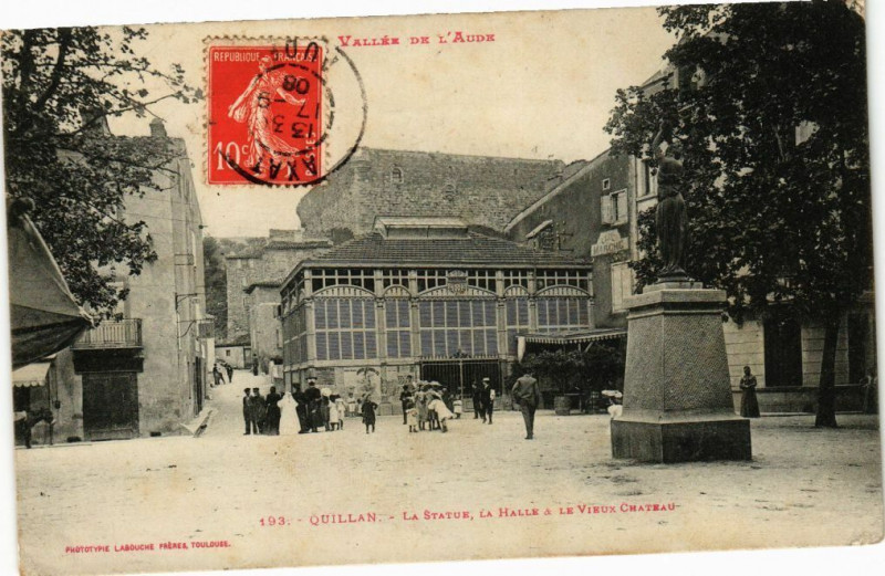 Carte postale ancienne Quillan-La Statue La Halle&Le Vieux Chateau à Quillan