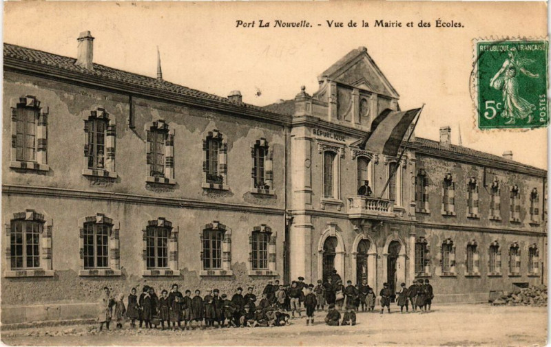 Carte postale ancienne Port-La-Nouvelle-Vue de la Mairie et des Ecoles à Port-la-Nouvelle