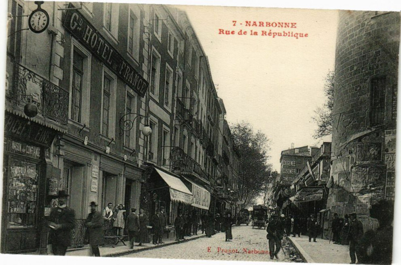 Carte postale ancienne Narbonne-Rue de la République à Narbonne