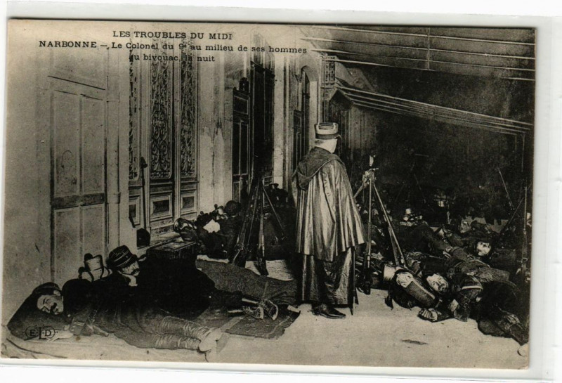 Carte postale ancienne Narbonne-Colonel du 9 au milieu de ses hommes au bivouac la nuit à Narbonne