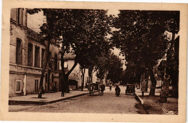 Carte postale ancienne Lézignan-La Banque de France et l'Avenue de Narbonne à Narbonne