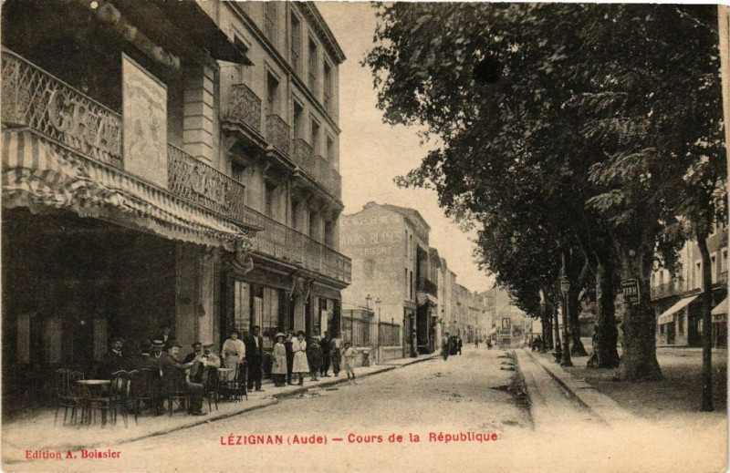 Carte postale ancienne Lézignan (Aude) - Cours de la République