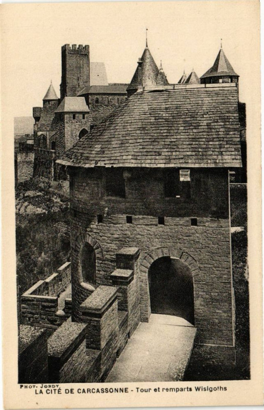 Carte postale ancienne La Cité de Carcassonne-Tour et remparts Wisigoths à Carcassonne