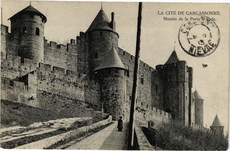 Carte postale ancienne La Cité de Carcassonne-Montée de la Porte d'Aude à Carcassonne