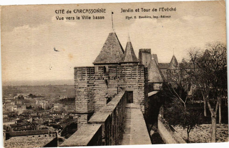 Carte postale ancienne Cité de Carcassonne-Vue vers la Ville basse à Carcassonne