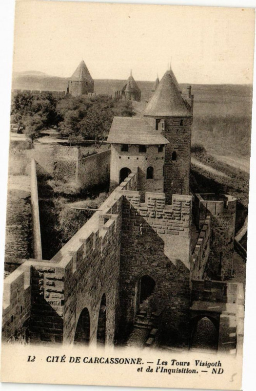Carte postale ancienne Cité de Carcassonne-Les Tours Visigoth et de l'Inquisition à Carcassonne