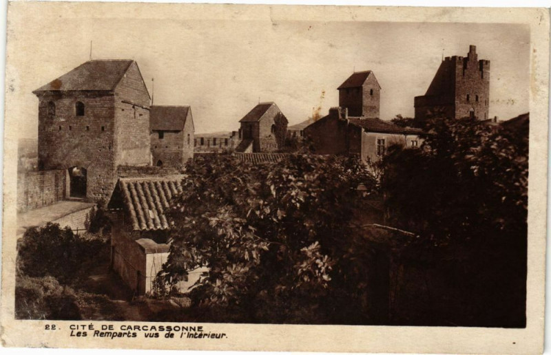 Carte postale ancienne Cité de Carcassonne-Les Remparts vus de l'Intérieur à Carcassonne