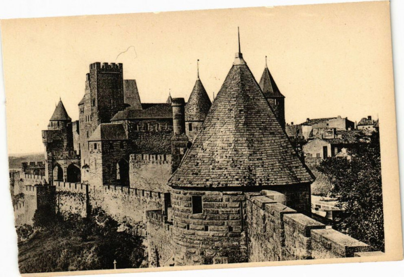 Carte postale ancienne Cité de Carcassonne-La Tour de l'Inquisition et le Chateau à Carcassonne