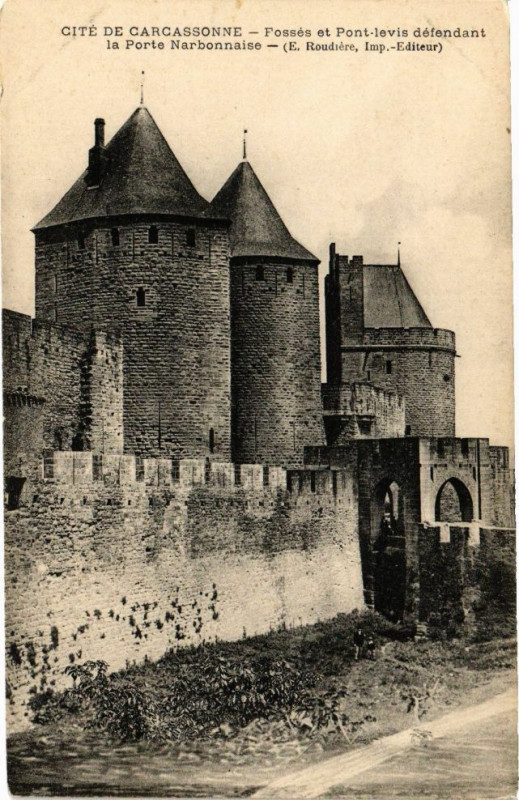 Carte postale ancienne Cité de Carcassonne-Fossés et Pont-levis défendant la Porte à Carcassonne