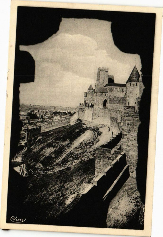 Carte postale ancienne Cité de Carcassonne-Ensemble de la Porte d'Aude vue d'une fenétre à Carcassonne
