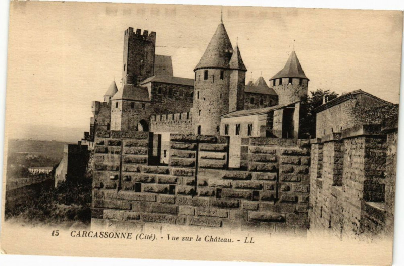 Carte postale ancienne Carcassonne-Vue sur le Chateau à Carcassonne