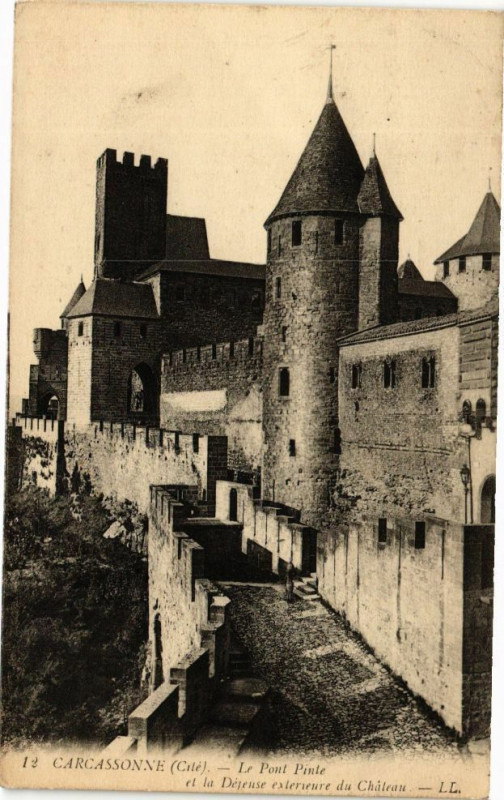 Carte postale ancienne Carcassonne-Le Pont Pinte et la Défense extérieure du Chateau à Carcassonne
