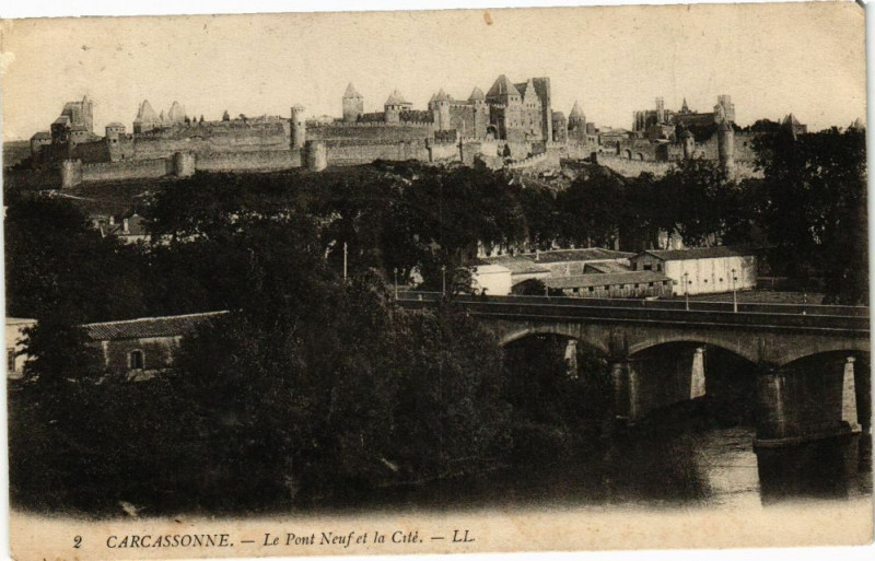Carte postale ancienne Carcassonne-Le Pont Neuf et La Cité à Carcassonne