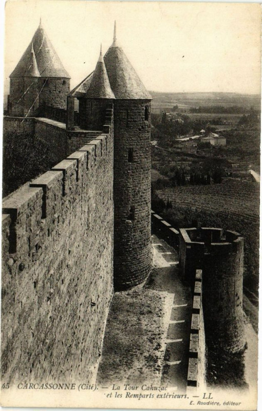 Carte postale ancienne Carcassonne-La Tour Cahuzac et les Remparts extérieurs à Cahuzac