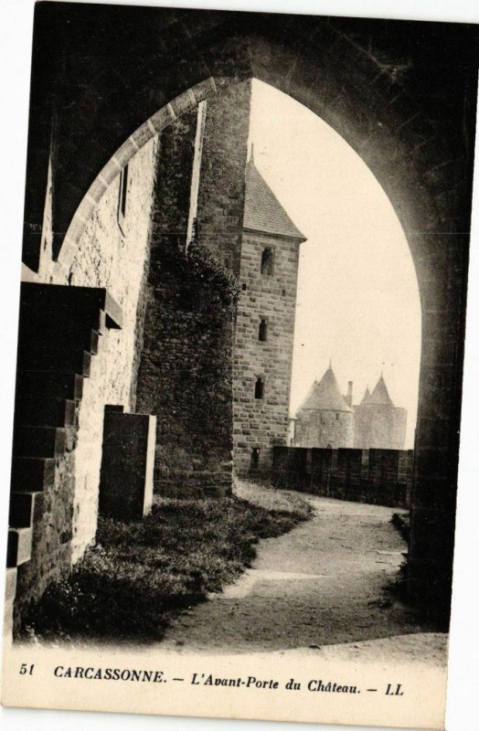 Carte postale ancienne Carcassonne-L'Avant-Porte du Chateau à Carcassonne