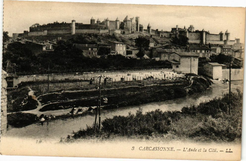 Carte postale ancienne Carcassonne-L'Aude et La Cité à Carcassonne