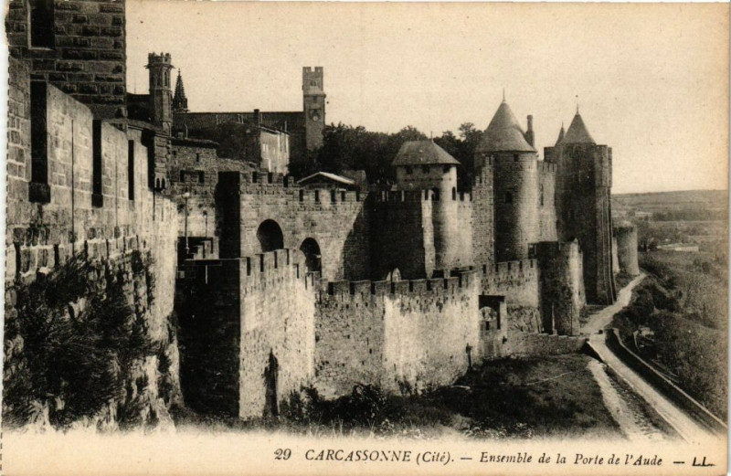 Carte postale ancienne Carcassonne-Ensemble de la Porte de l'Aude à Carcassonne