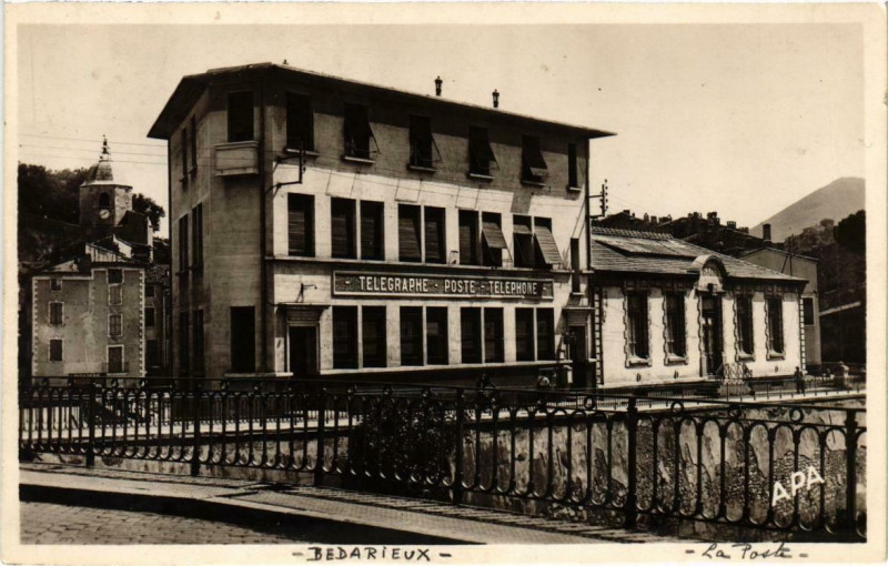 Carte postale ancienne Bedarieux (Dep.34) La Nouvelle Poste et les Bains Douches à Bédarieux