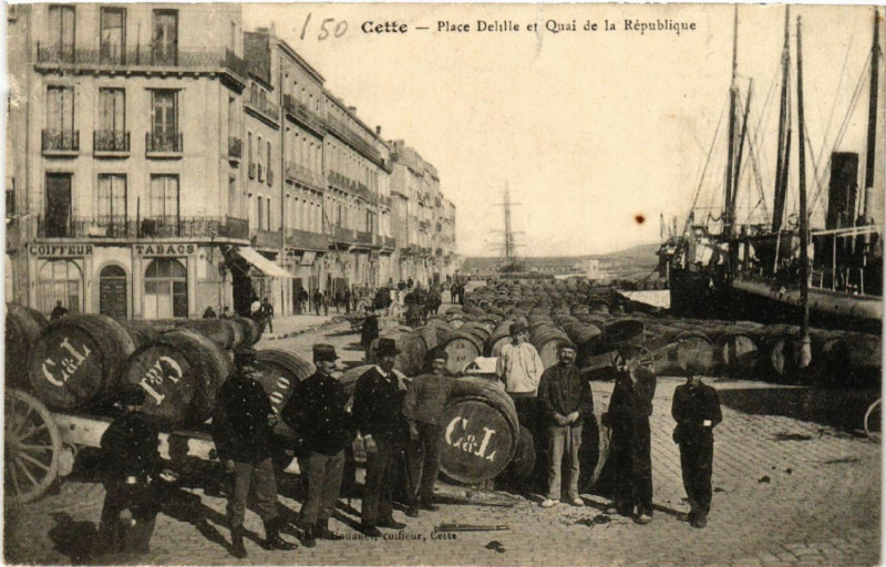 Carte postale ancienne Cette - Place Deirile et Quai de la République