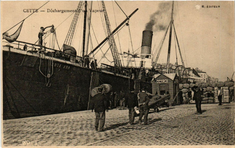 Carte postale ancienne Cette - Déchargement d'un Vapeur