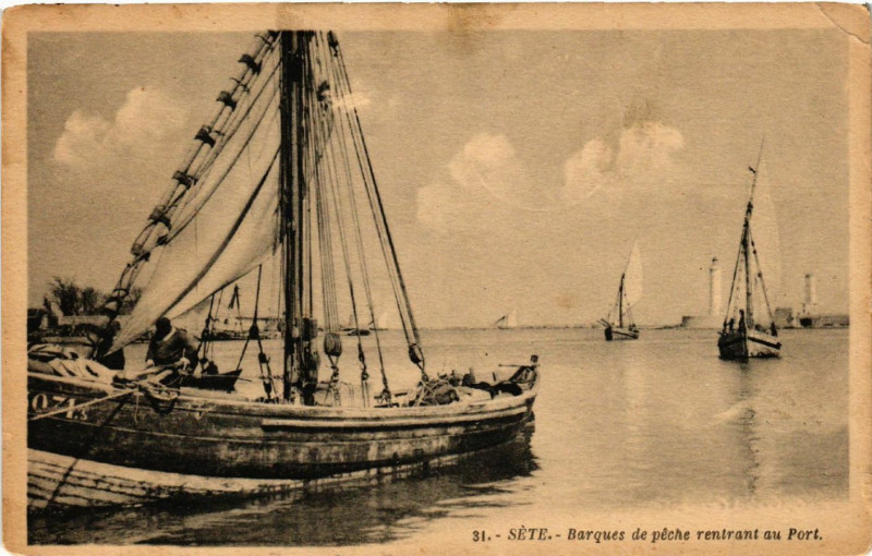 Carte postale ancienne Séte - Barques de péche rentrant au Port à Sète