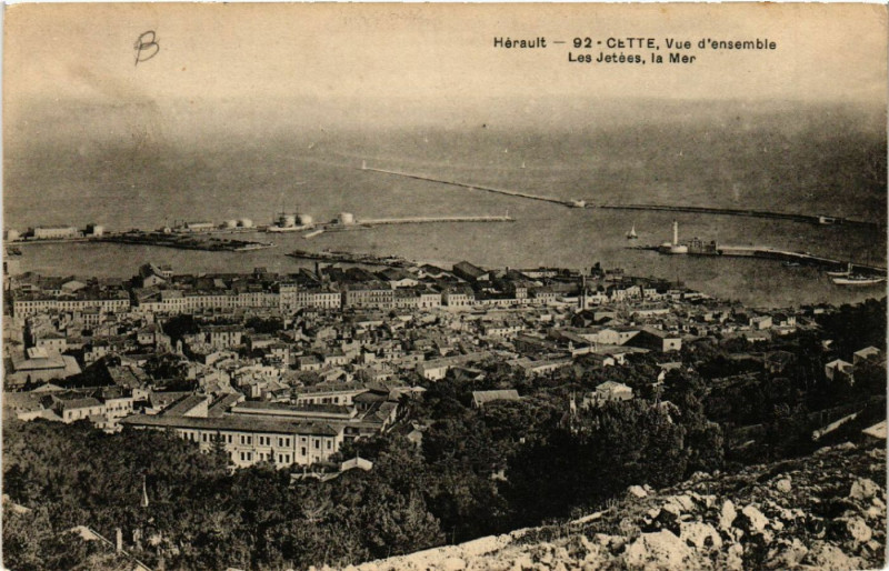 Carte postale ancienne Hérault - Cette, Vue d'ensemble - Les Jetées, la Mer