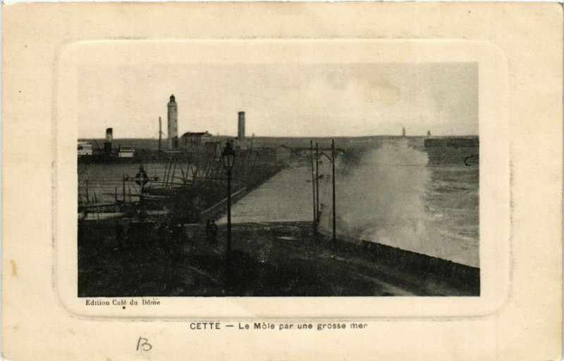 Carte postale ancienne Cette - Le Mole par une grosse mer