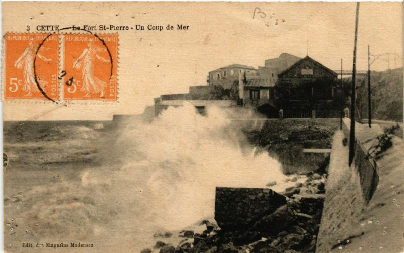 Carte postale ancienne Cette -  Le Fort Saint-Pierre - Un Coup de Mer