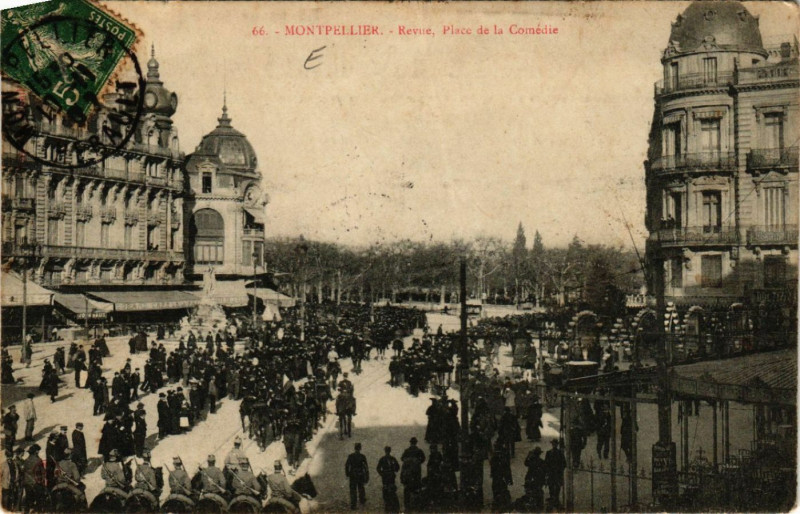 Carte postale ancienne Montpellier - Revue , Place de la Comédie à Montpellier