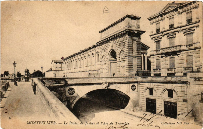 Carte postale ancienne Montpellier - Le Palais de Justice et l'Arc de Triomphe à Montpellier