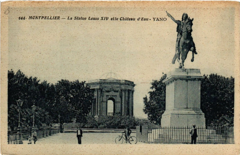 Carte postale ancienne Montpellier - La Statue Louis Xiv et le Cháteau d'Eau -Yano à Montpellier