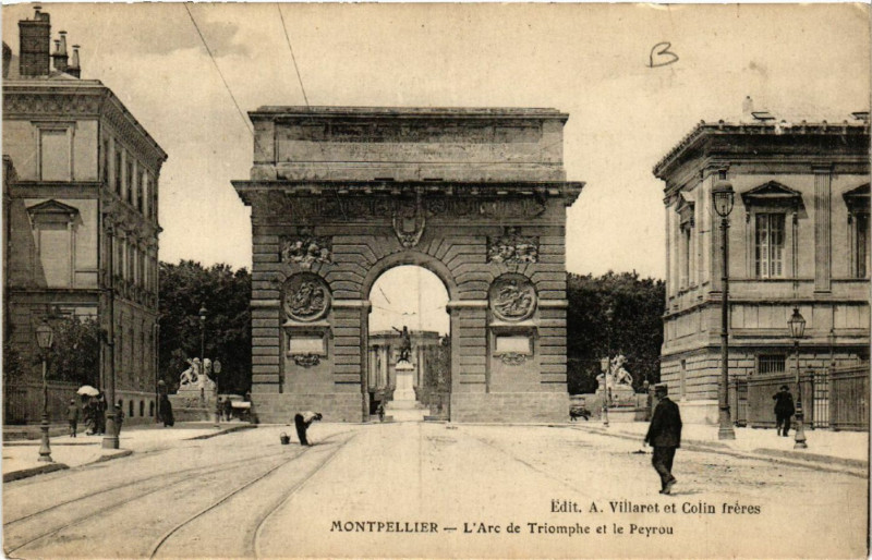 Carte postale ancienne Montpellier - L'Arc de Triomphe et le Peyrou à Montpellier