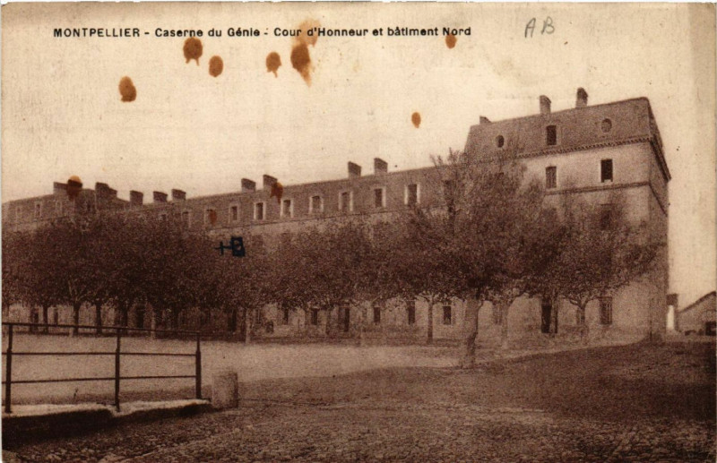 Carte postale ancienne Montpellier - Caserne du Génie - Cour d'Honneur et bátiment Nord à Montpellier