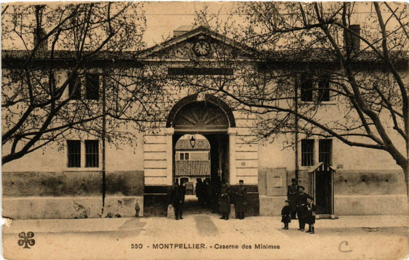 Carte postale ancienne Montpellier - Caserne des Minimes à Montpellier