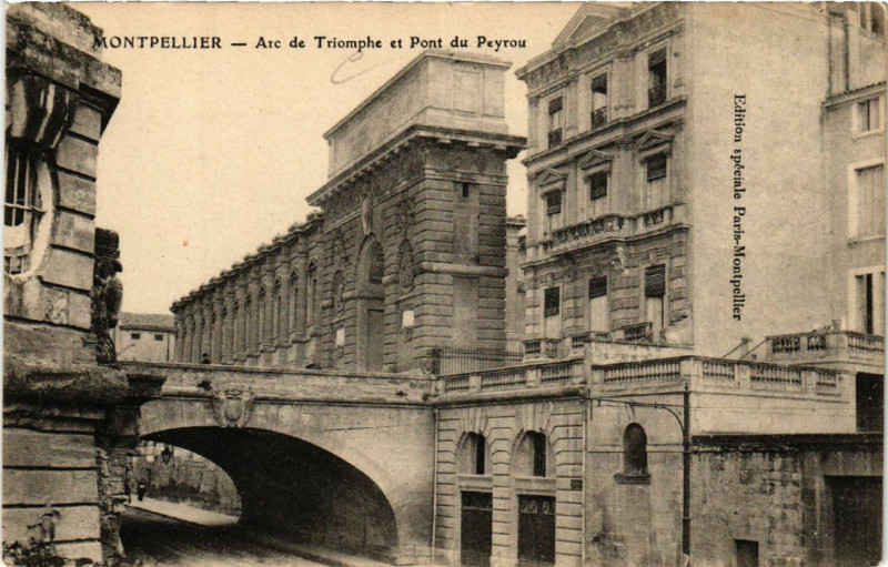 Carte postale ancienne Montpellier - Arc de Triomphe et Pont du Peyrou à Montpellier