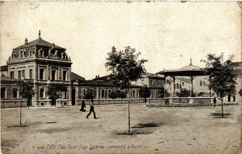 Carte postale ancienne Cette - Place Victor-Hugo Ecole du commerce a Musée