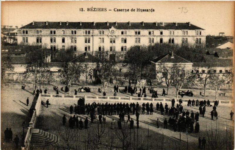 Carte postale ancienne Béziers - Caserne du Hussards à Béziers
