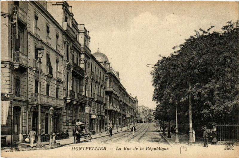 Carte postale ancienne Montpellier - La Rue de la République à Montpellier