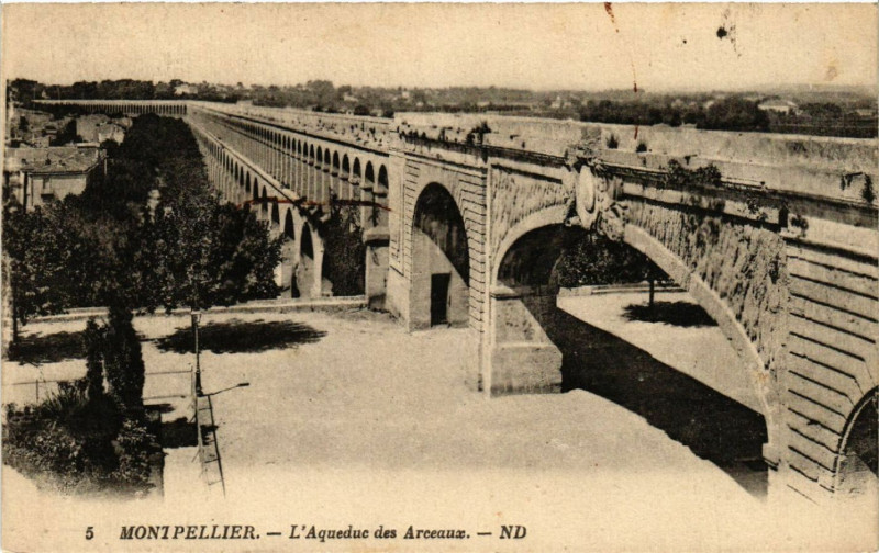 Carte postale ancienne Montpellier - L'Aqueduc des Arceaux à Montpellier