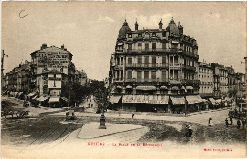 Carte postale ancienne Béziers - La Place de la République à Béziers