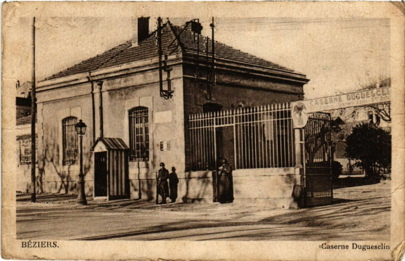 Carte postale ancienne Caserne Dugueselin à Béziers