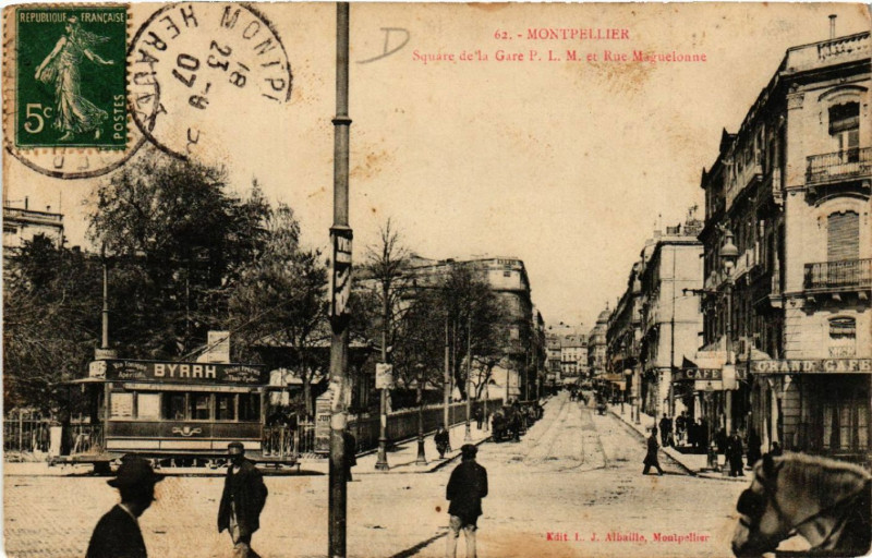 Carte postale ancienne Montpellier - Square de la Gare P. L. M. et Rue Magueloune à Montpellier