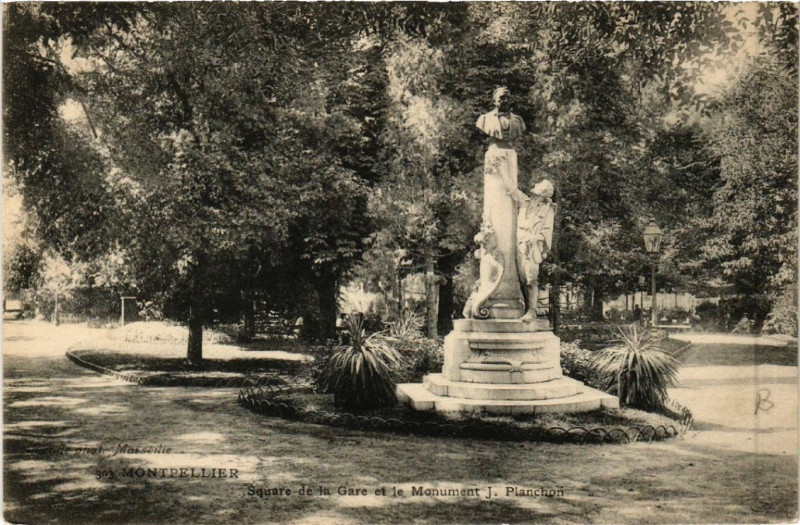 Carte postale ancienne Montpellier - Square de la Gare et le Monument J. Planchon à Montpellier