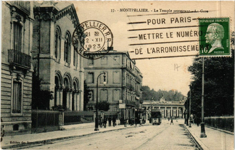 Carte postale ancienne Montpellier - Le Temple protestant - La Gare à Montpellier