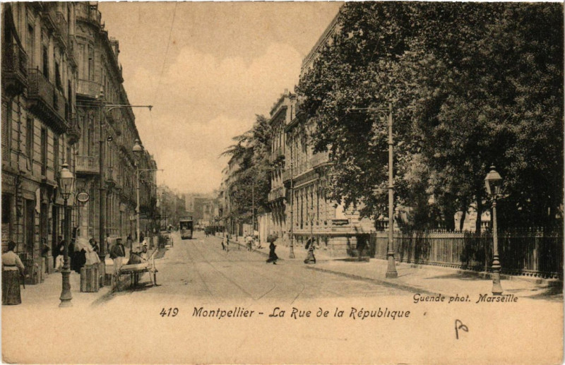 Carte postale ancienne Montpellier - La Rue de la République à Montpellier