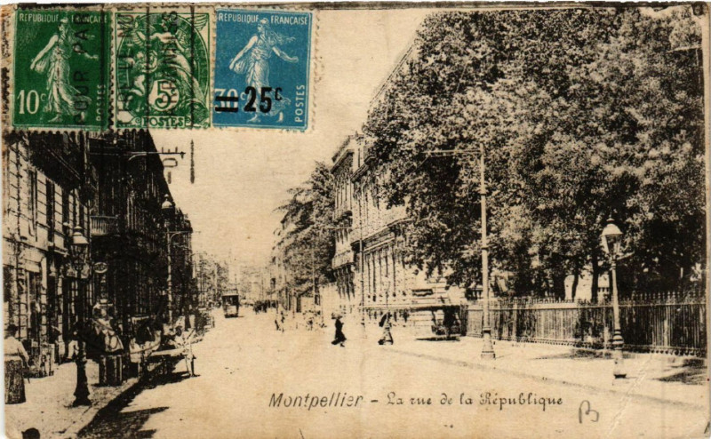 Carte postale ancienne Montpellier - La rue de la République à Montpellier